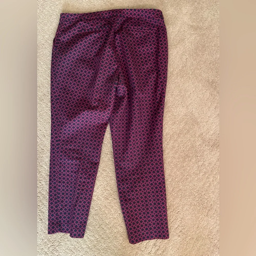 NWOT Willi Smith - Womans fuchsia/navy abstract pattern high rise crop pants, 10